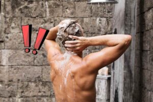 Uomo si lava i capelli