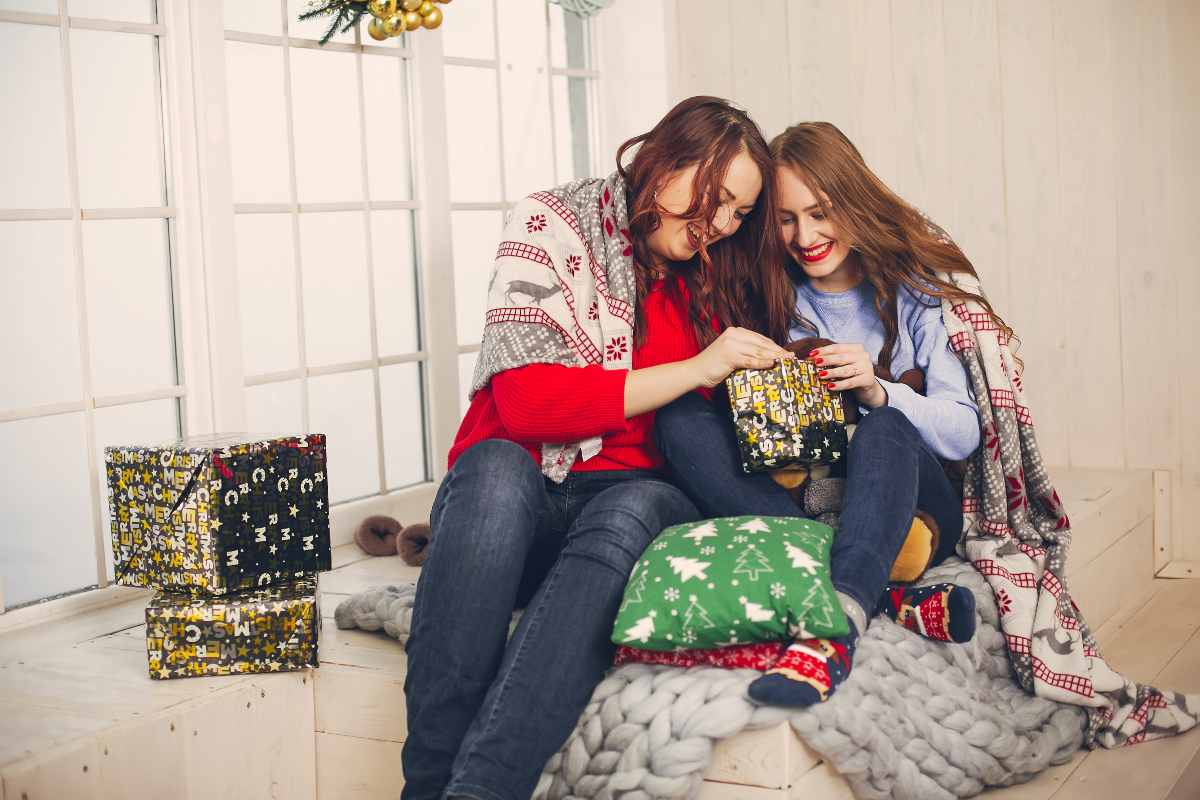 Amiche che si scambiano i regali