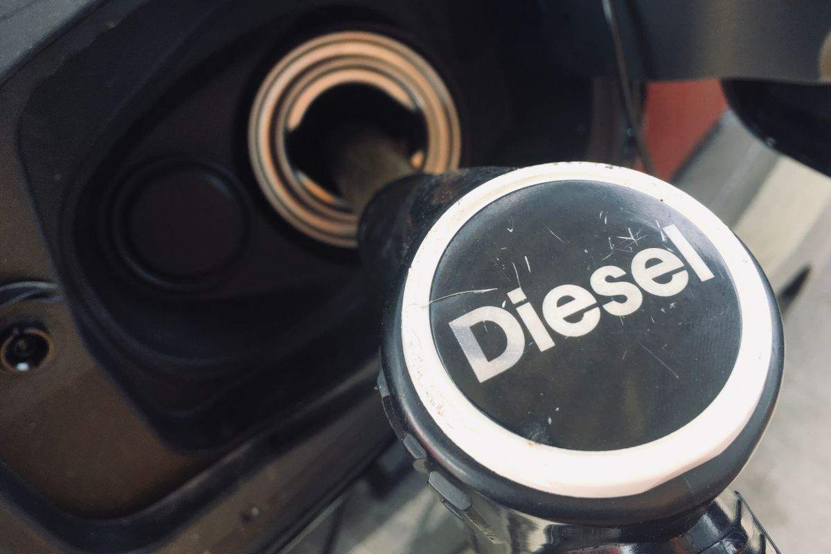 Rifornimento diesel alla stazione di servizio