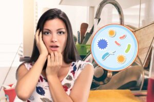 Piatti e bicchieri sporchi messi in lavandino