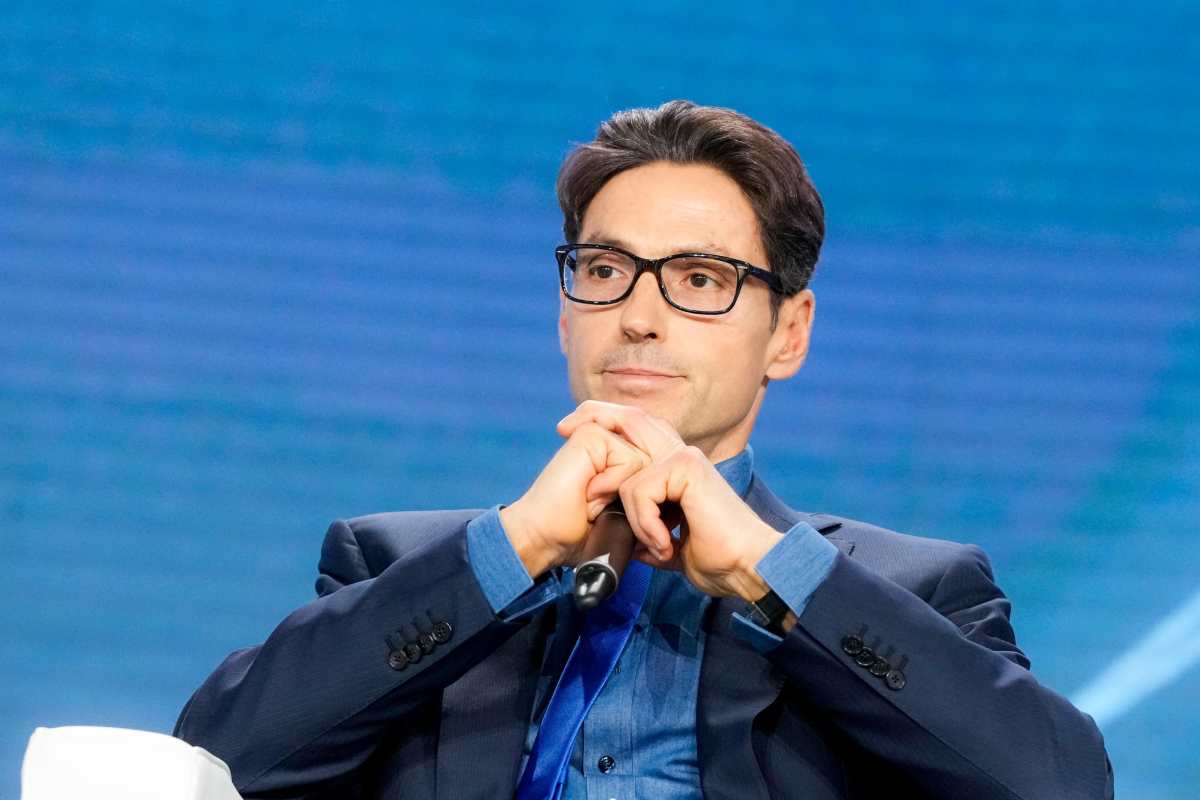 Pier Silvio Berlusconi seduto a mani unite