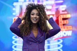 Samira Lui con le mani tra i capelli