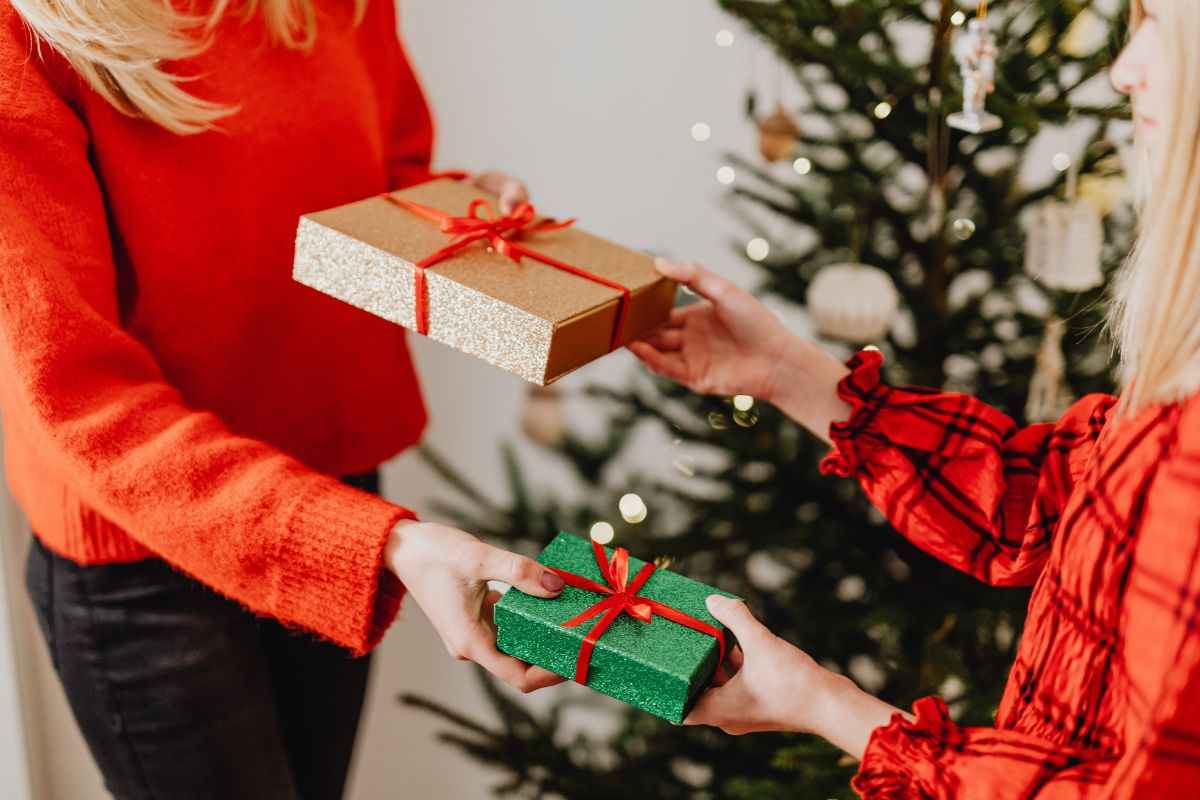 Ragazze si scambiano doni