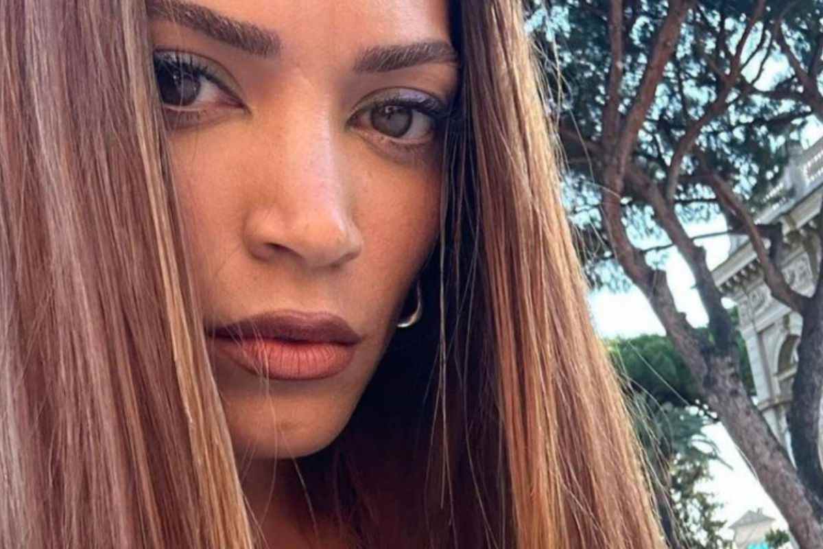 Elodie scatta selfie in centro a Roma