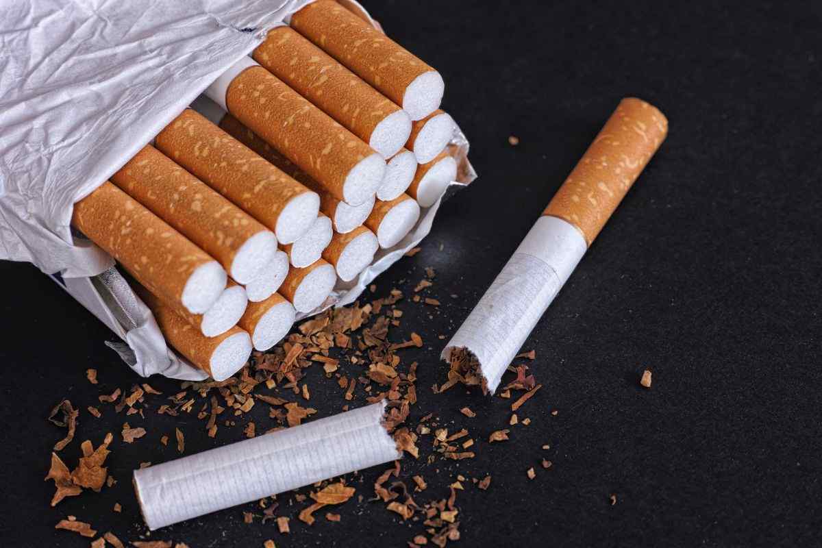 Una sigaretta spezzata nel pacchetto