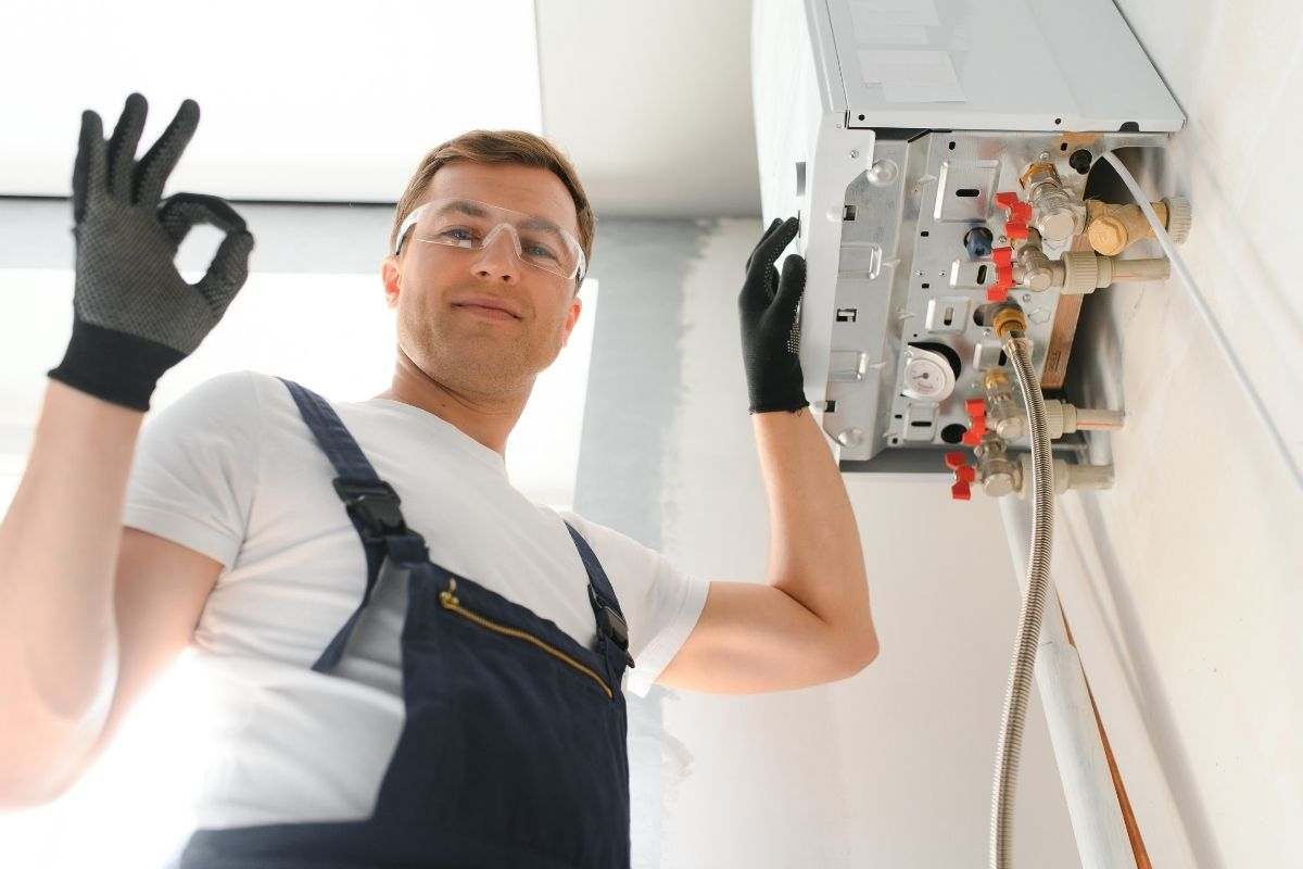 Tecnico controlla caldaia