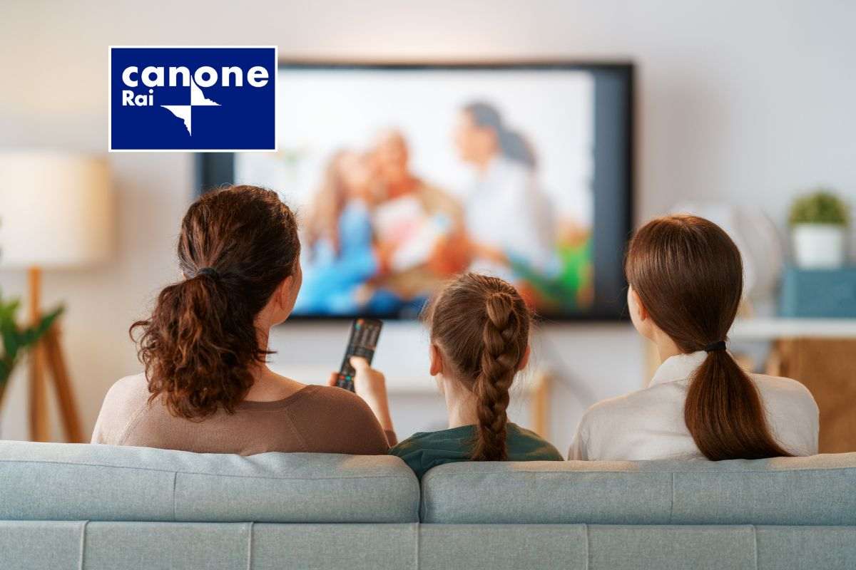 Mamma e figli guardano televisione