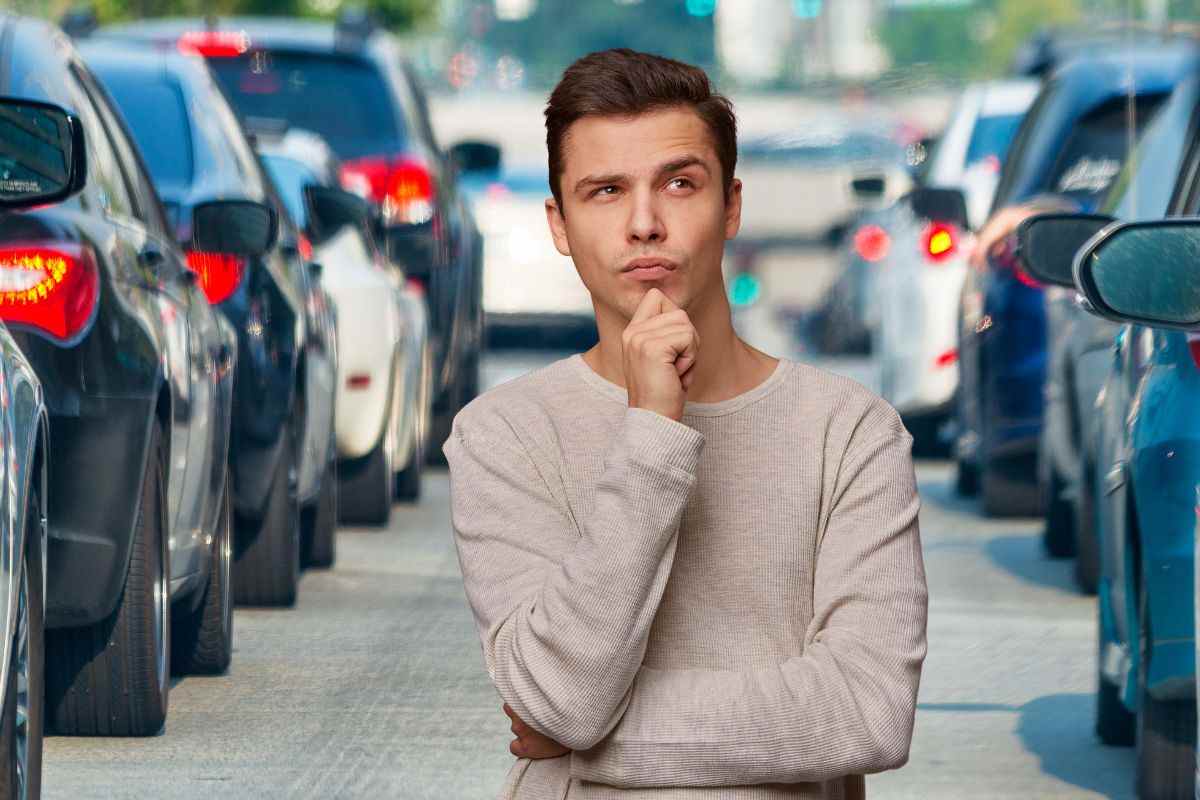 Automobili in fila al semaforo