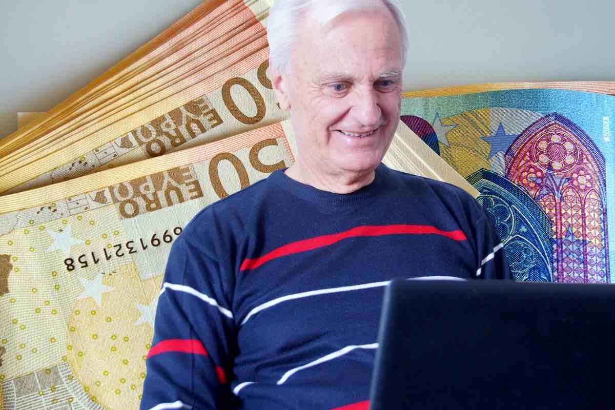 Uomo sorridente davanti al pc