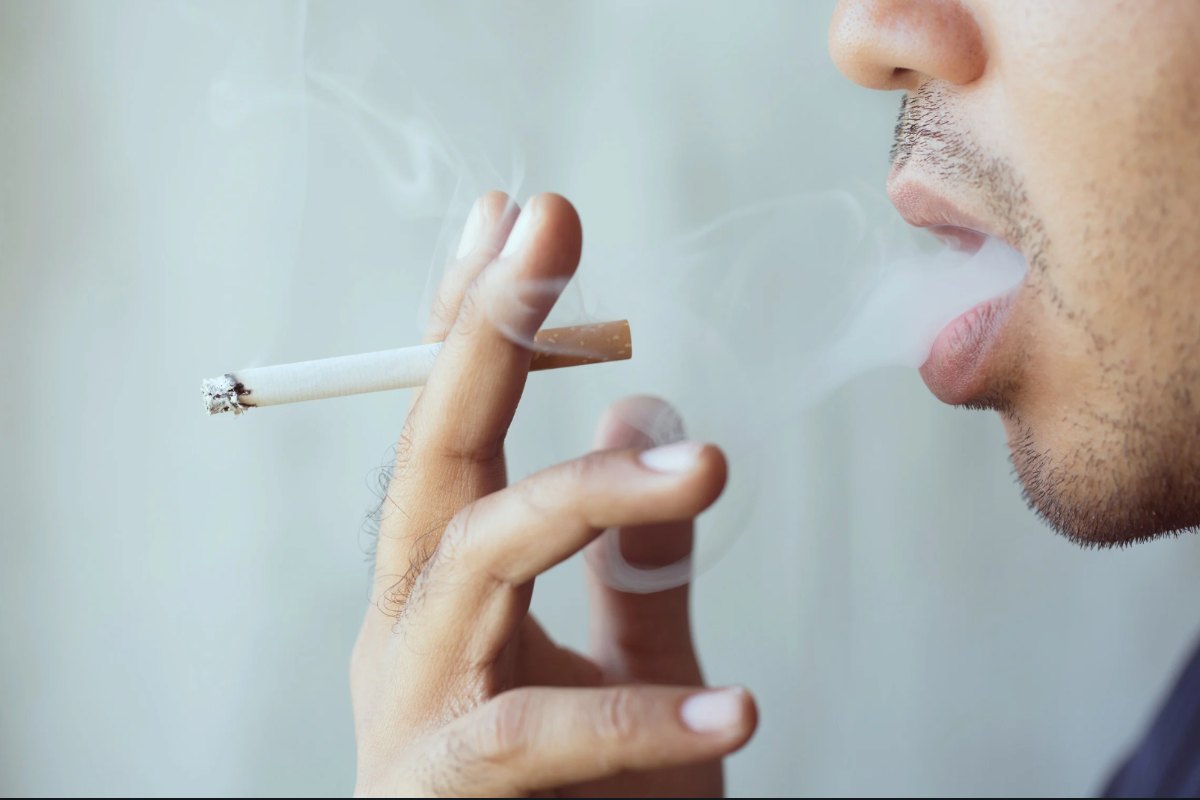 Persona accende una sigaretta