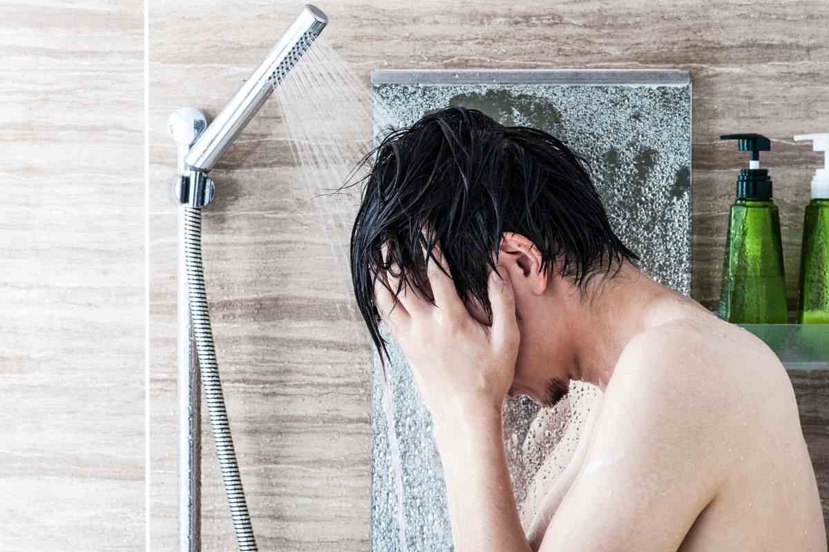 Ragazzo effettua doccia