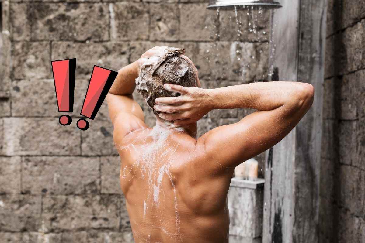 Doccia con abbondante shampoo in testa