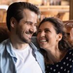 Un uomo ed una donna che ridono insieme