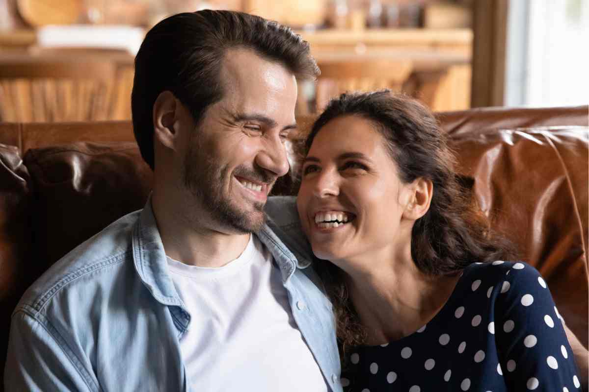 Un uomo ed una donna che ridono insieme