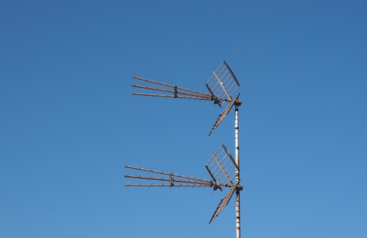 Due antenne tv col cielo azzurro come sfondo