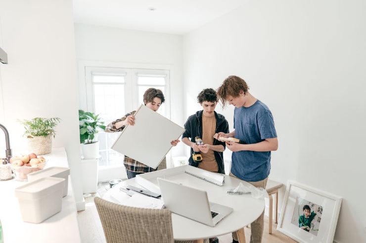 persone che pianificano lavori in casa