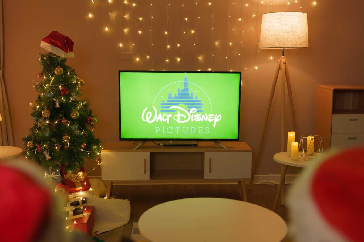Logo Disney su schermo tv in camera addobbata per Natale
