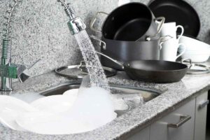 Mai lavare piatti così rischi salute