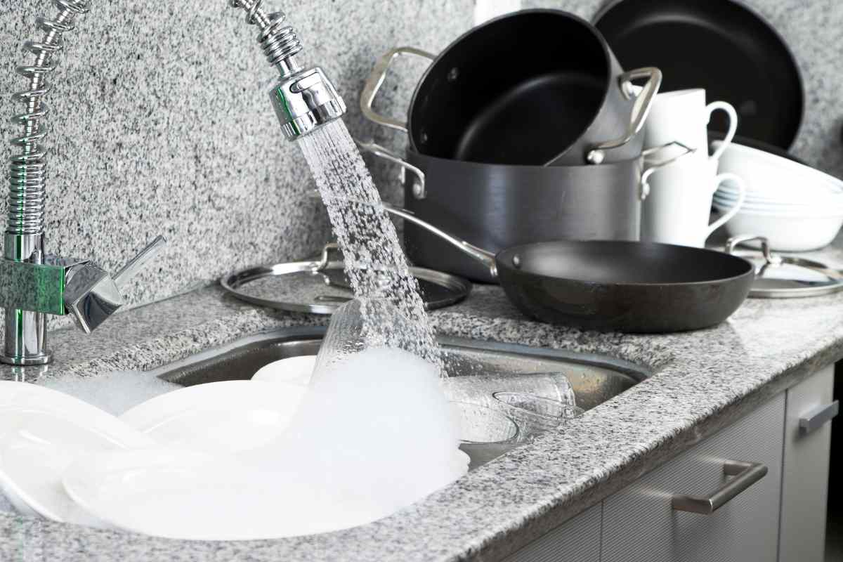 Mai lavare piatti così rischi salute