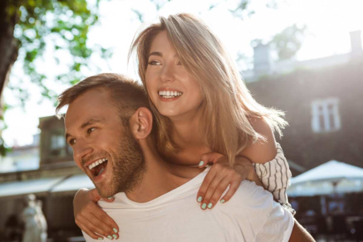 coppia che si diverte