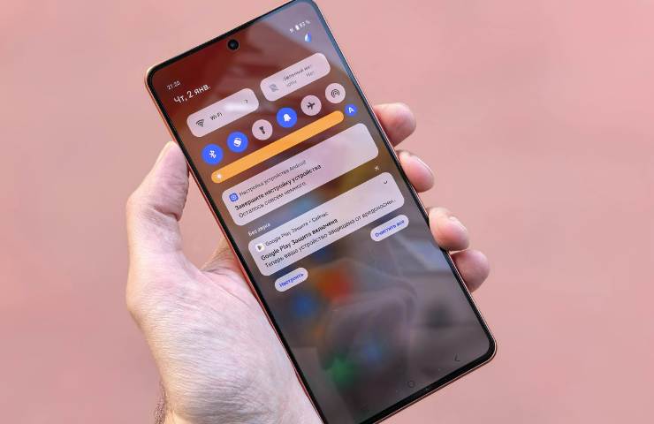 Telefonino Android acceso in una mano
