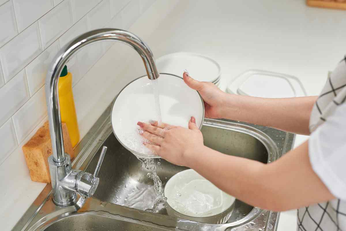 Mai lavare piatti così rischi salute