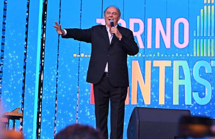 Gerry Scotti sul palco col microfono