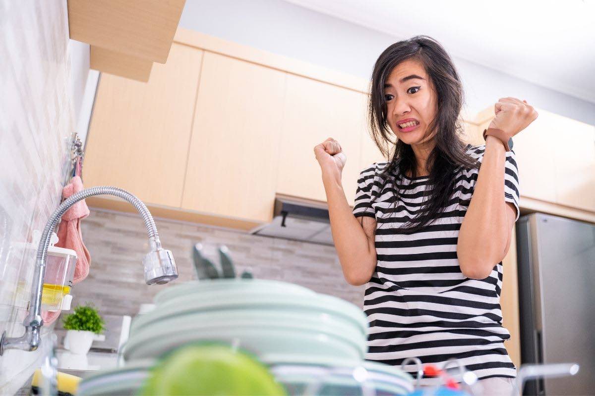 odiare lavare piatti cosa dice la psicologia 