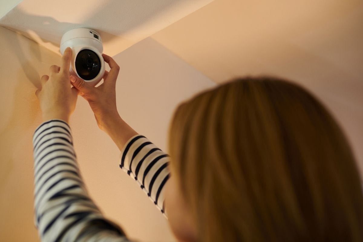 telecamere in casa reato