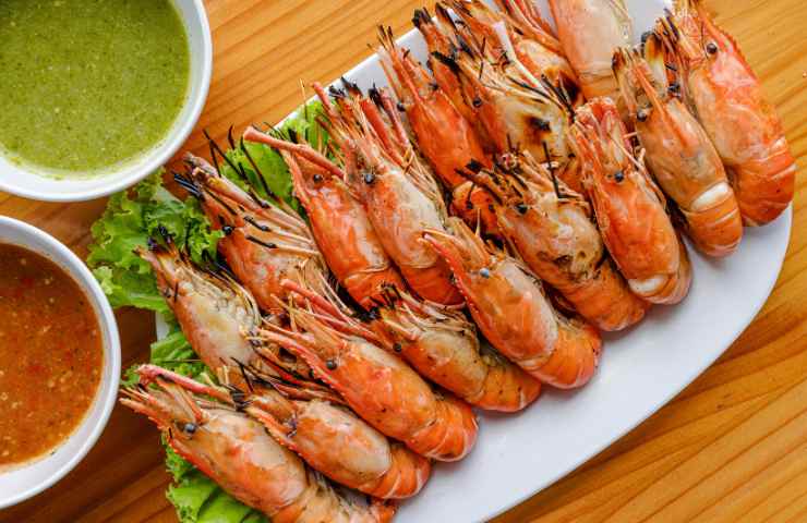 Gamberoni cotti su un piatto con insalata