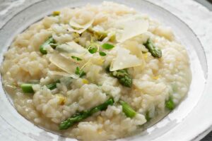 Un piatto di risotto al parmigiano