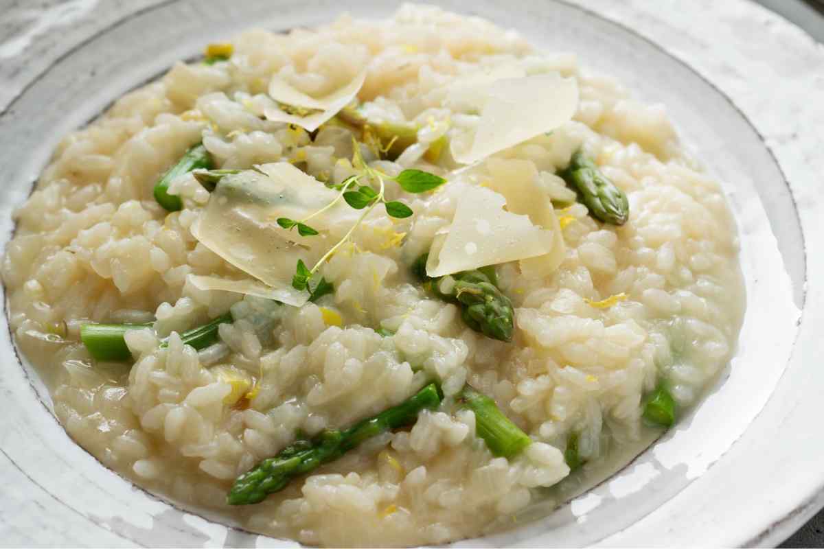 Un piatto di risotto al parmigiano
