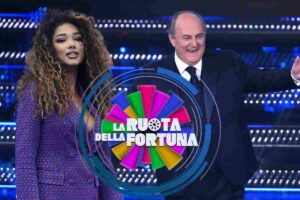 Samira Lui e Gerry Scotti ed il logo de La Ruota della Fortuna