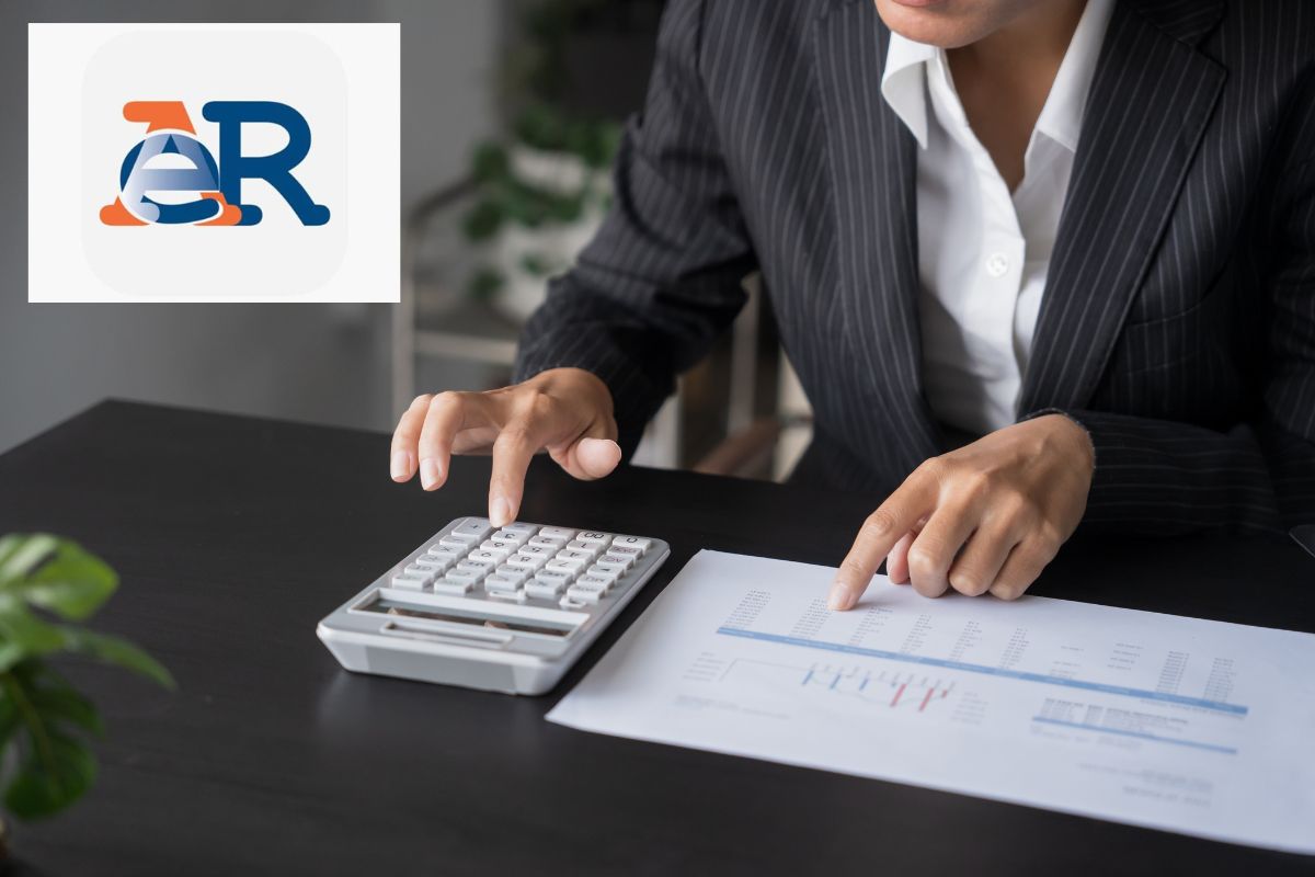 donna fa conti con calcolatrice e logo agenzia delle entrate