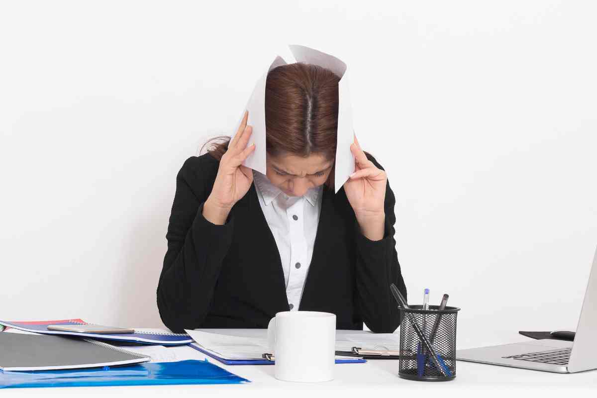 persona con fogli sulla testa manifesta ostilità