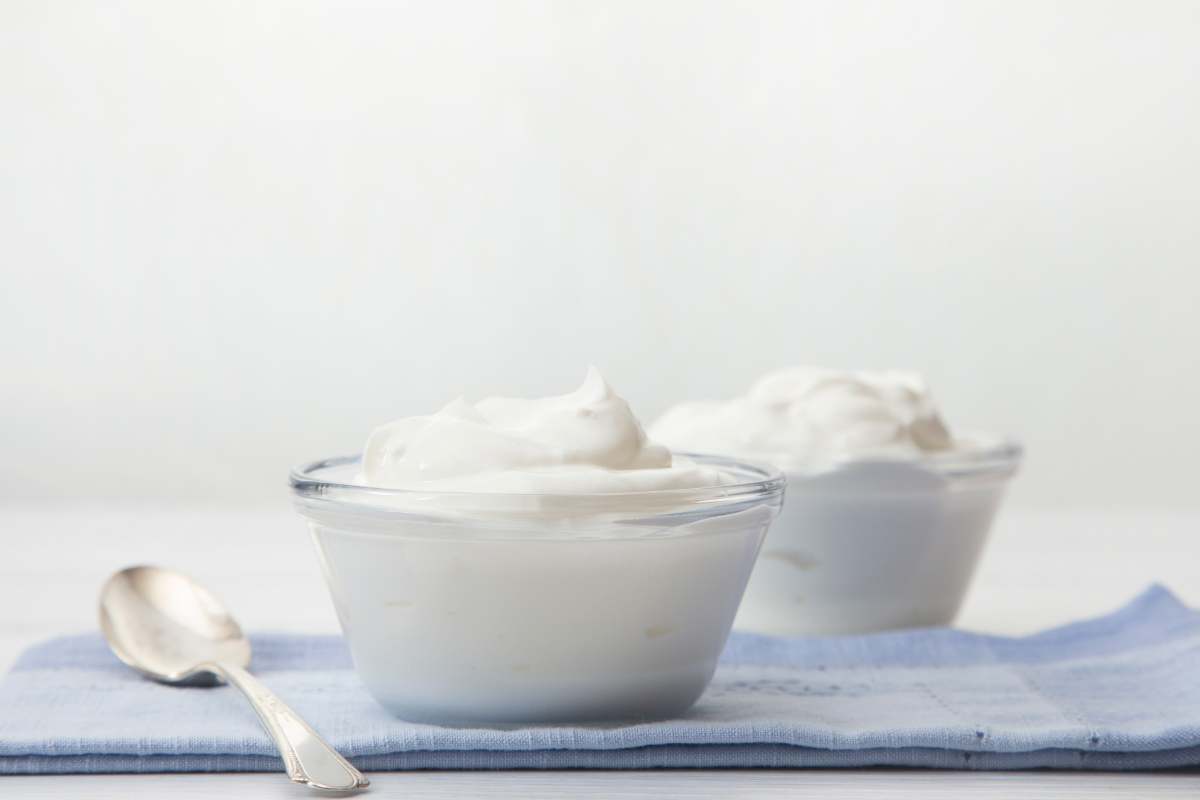 due ciotole trasparenti con dentro yogurt greco