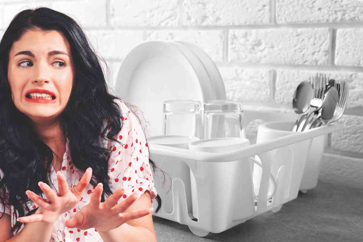 donna disgustata dal tradizionale scolapiatti