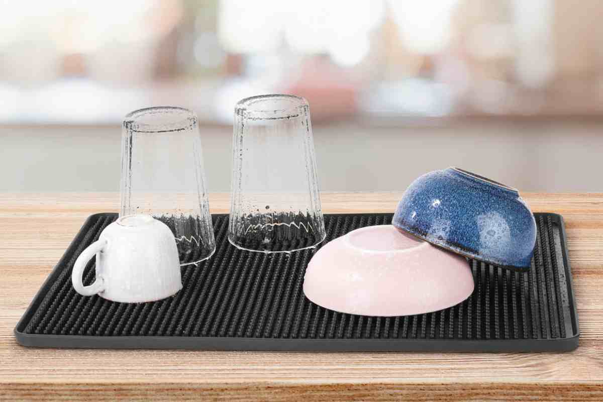 bicchieri e altri oggetti poggiati sul tappetino in silicone