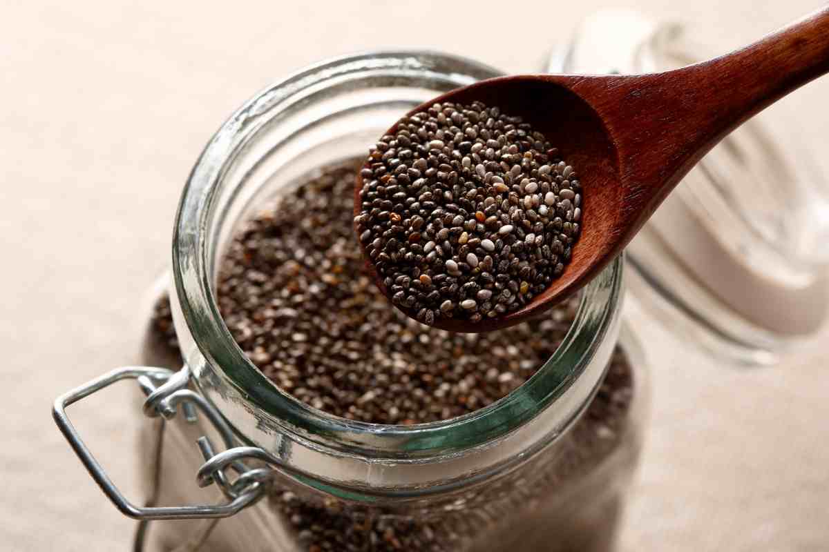 Semi di chia in un casetto presi con un cucchiaio