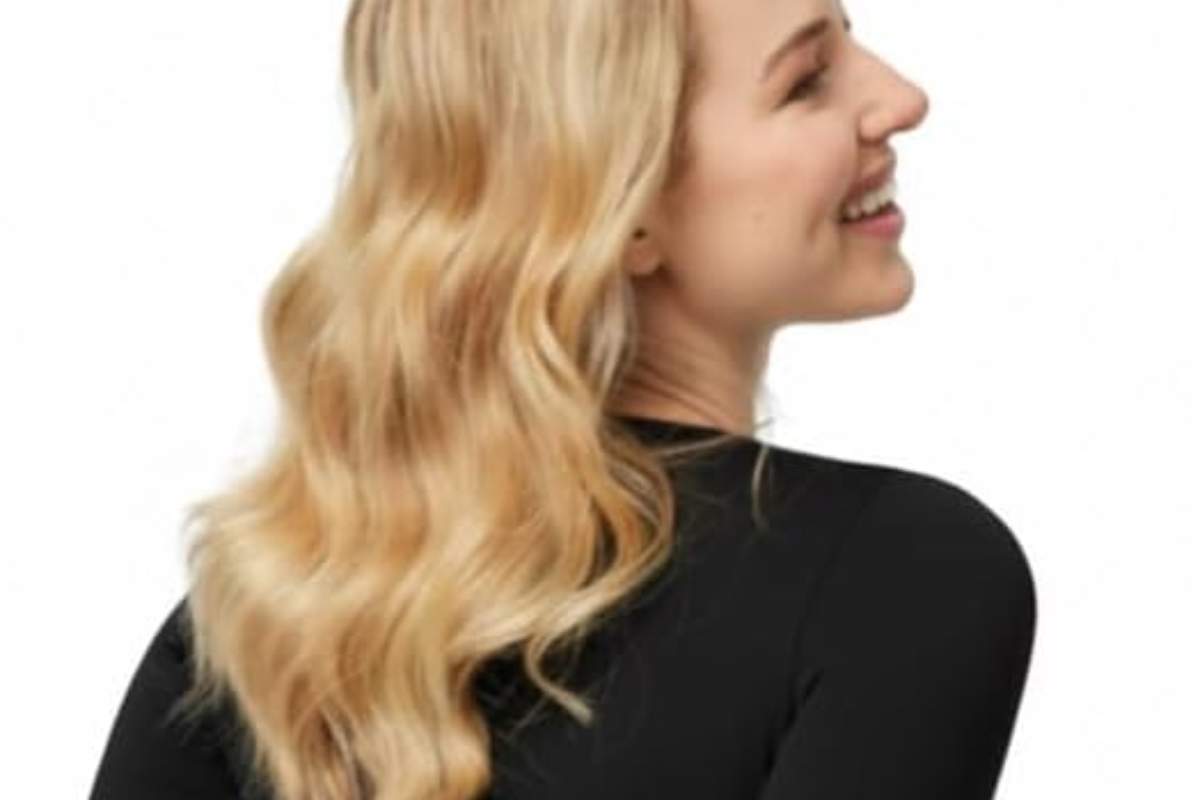 donna sorridente con la maglietta termica