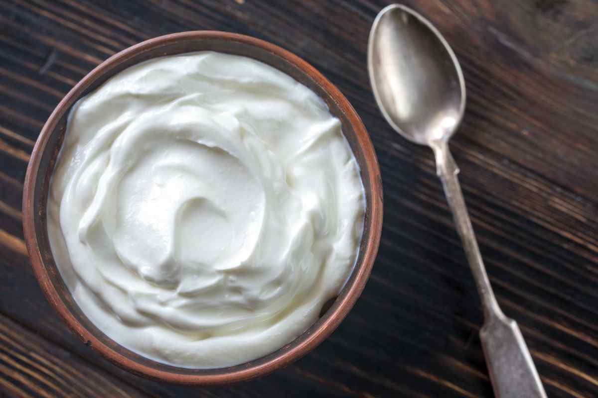 yogurt greco con un cucchiaino su un tavolo