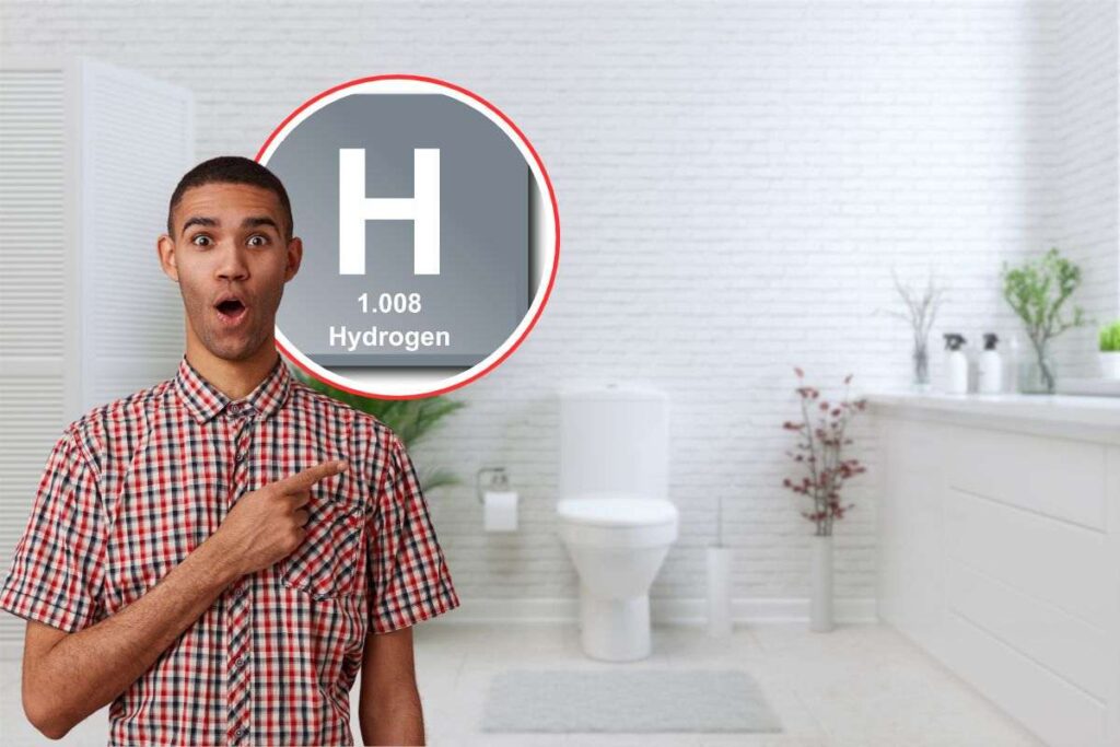 bagno come sfondo e in primo piano un uomo che indica il simbolo dell'idrogeno