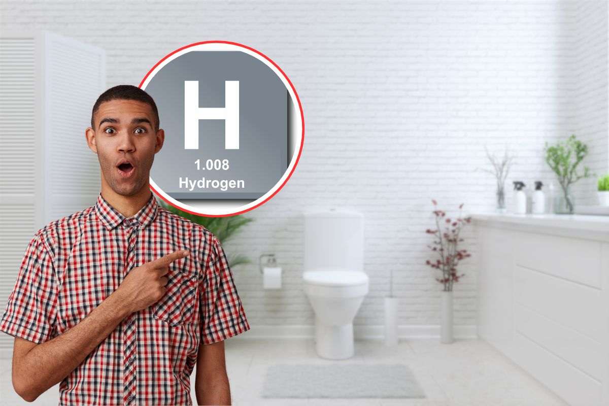 bagno come sfondo e in primo piano un uomo che indica il simbolo dell'idrogeno