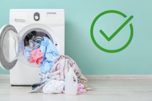lavatrice con panni da caricare e simbolo ok in evidenza