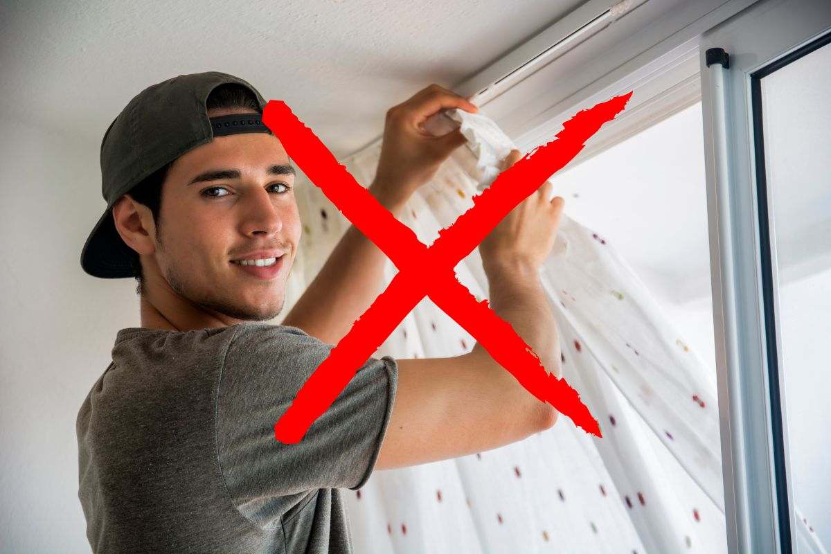 ragazzo mette tenda in casa