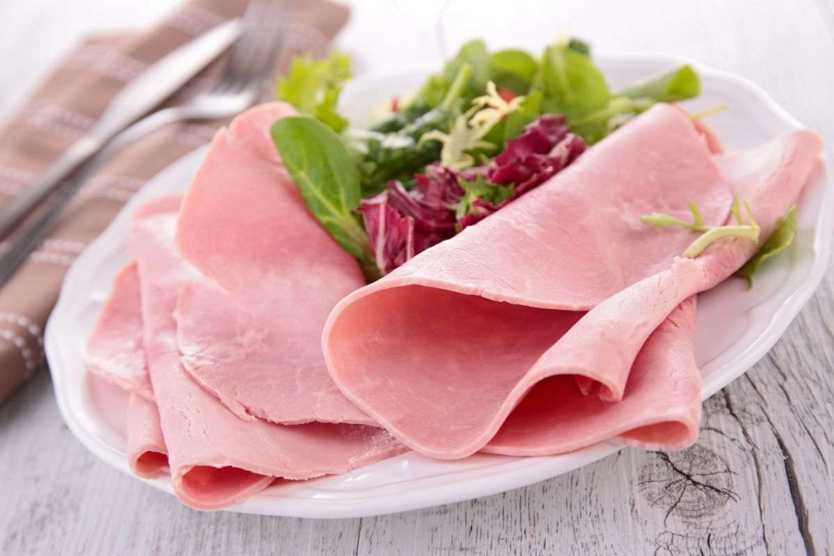 fettine di prosciutto cotto nel piatto