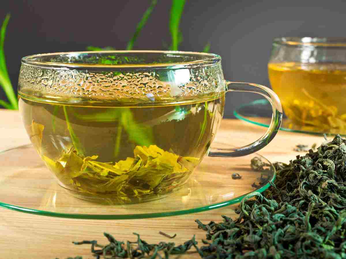 una tazza piena di tè verde