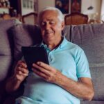 anziano sorridente sul divano