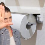 carta igenica e donna che fa segno stop