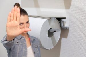 carta igenica e donna che fa segno stop